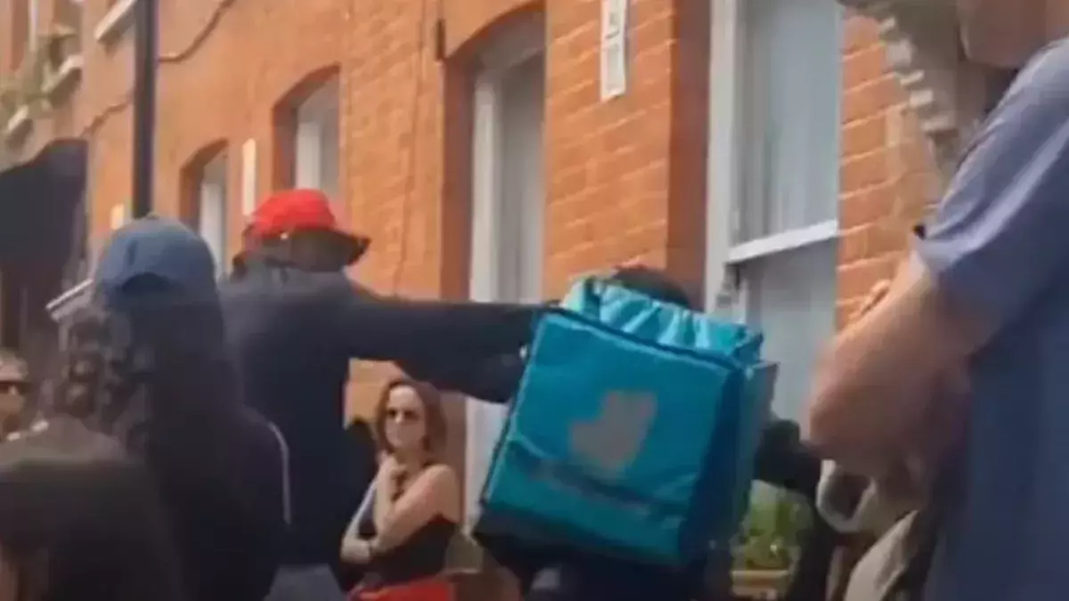 Dereck Chisora se battant avec un livreur dans la rue