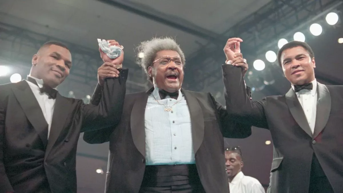 Mike Tyson et Mohamed Ali en compagnie de Don King lors d'un gala de boxe à Las Vegas. 