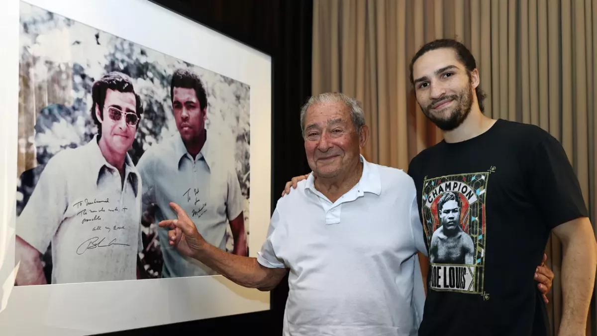 Nico Ali Walsh et Bob Arum devant une photographie d'Arum et Ali