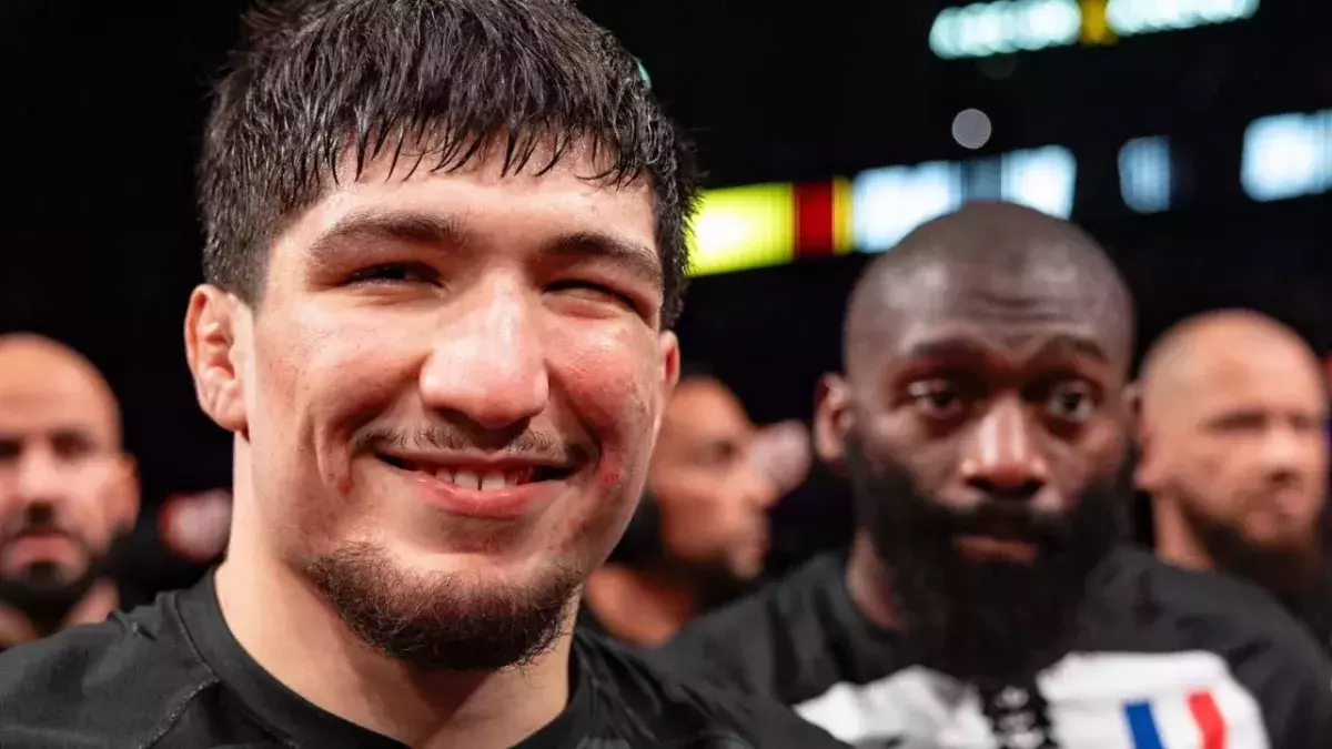 Baysangur "Baki" Chamsoudinov et Cédric Doumbé après leur combat au PFL Paris 2. 