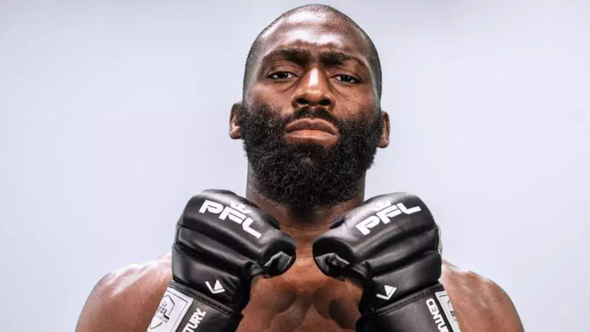 Cédric Doumbé attend son futur adversaire au PFL. 