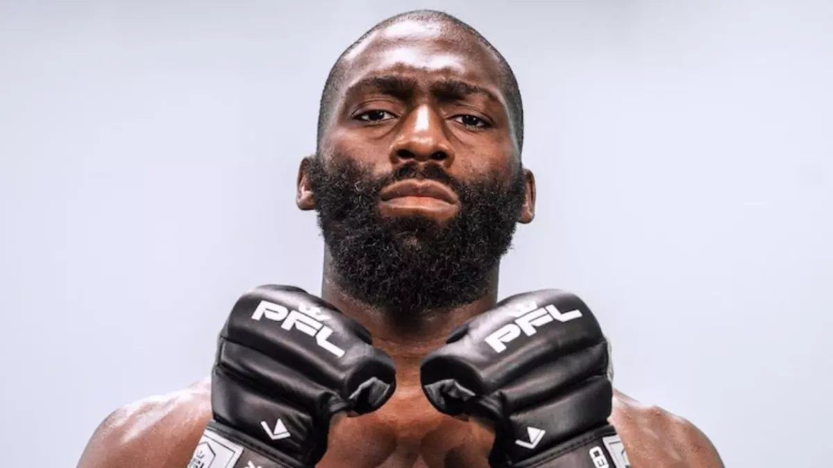 Cédric Doumbé avec les gants du PFL. 