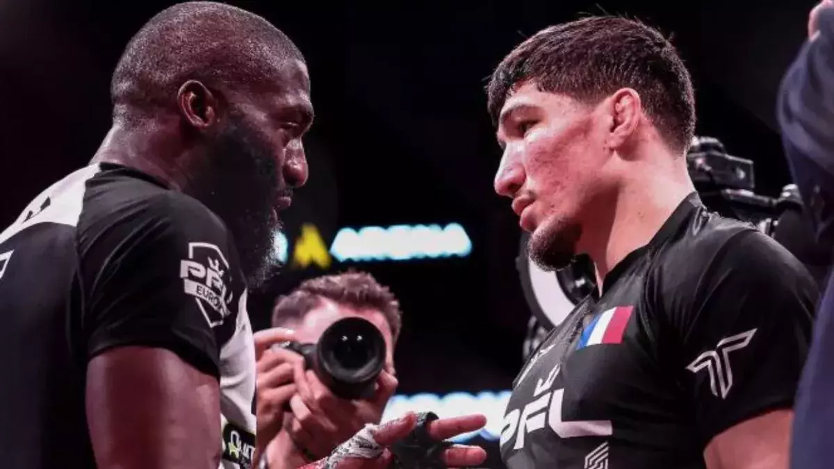 Cédric Doumbé et Baki lors de leur combat au PFL le 7 mars 2024. 