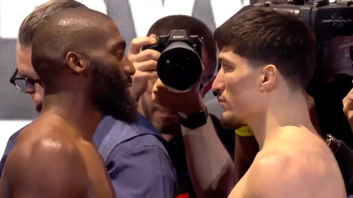 Cédric Doumbé et Baki lors du face à face avant leur combat au PFL. 