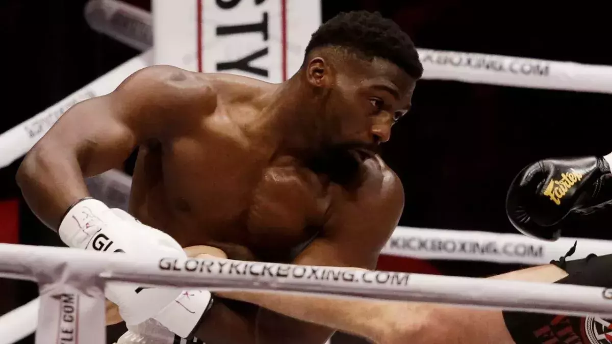 Cédric Doumbé s'est imposé par TKO face à Chai Title lors du MMA GP. 