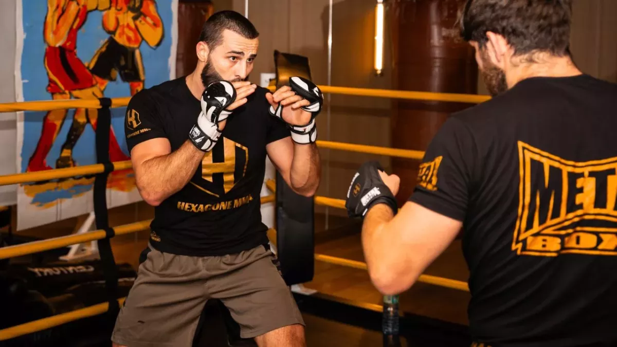 IbraTV à l'entrainement avec son sparring Matthieu Letho Duclos, lui aussi combattant pro chez Hexagone MMA. 