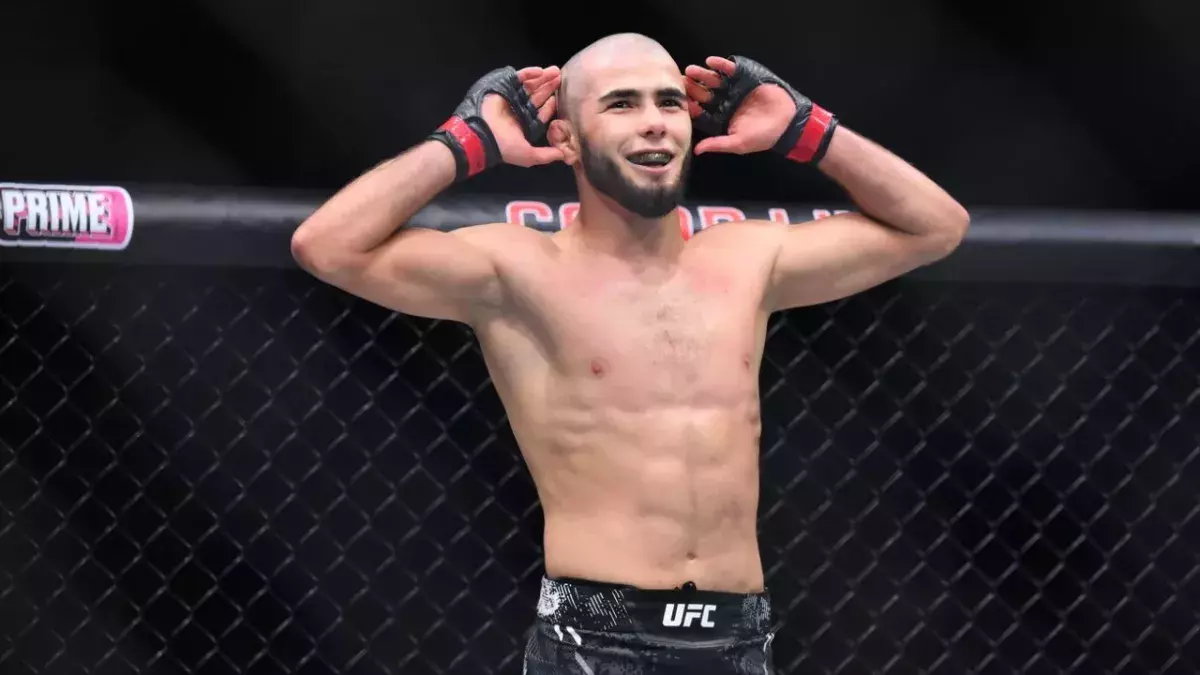 Muhammad Mokaev dans la cage de l'UFC