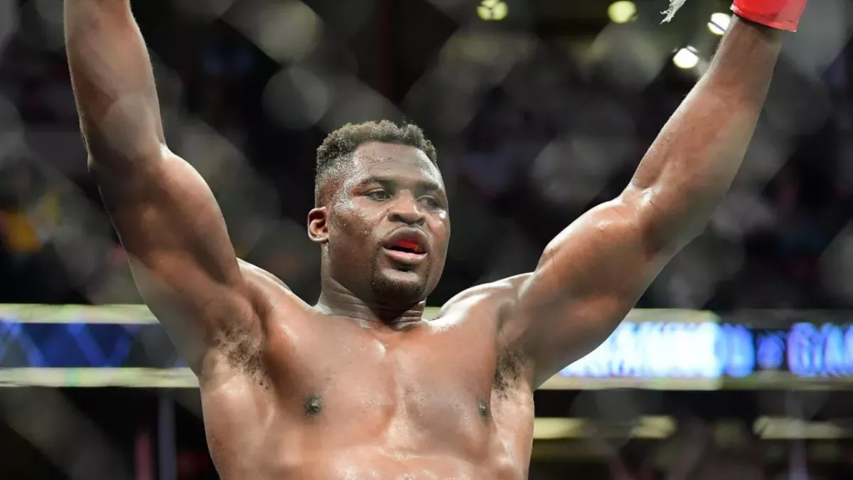 Ngannou dans la cage de l'UFC