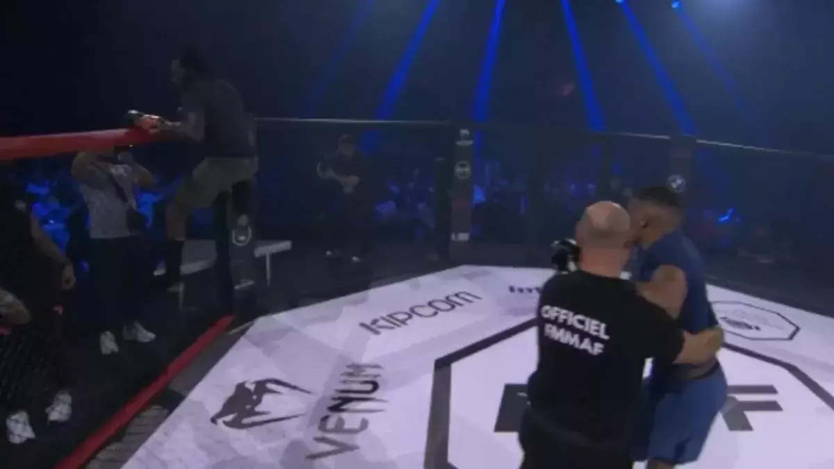 Oualy Tandia célèbrant sa victoire 