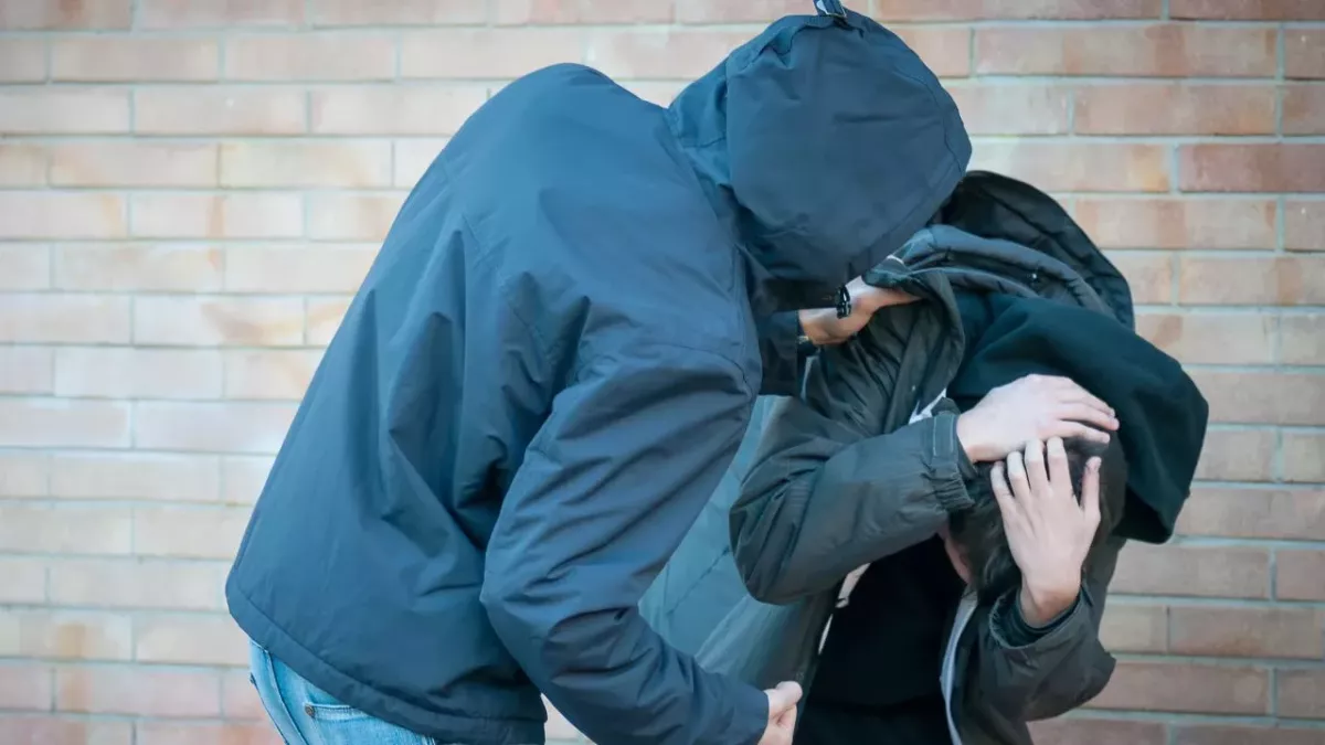 Un homme en train de se faire agresser 