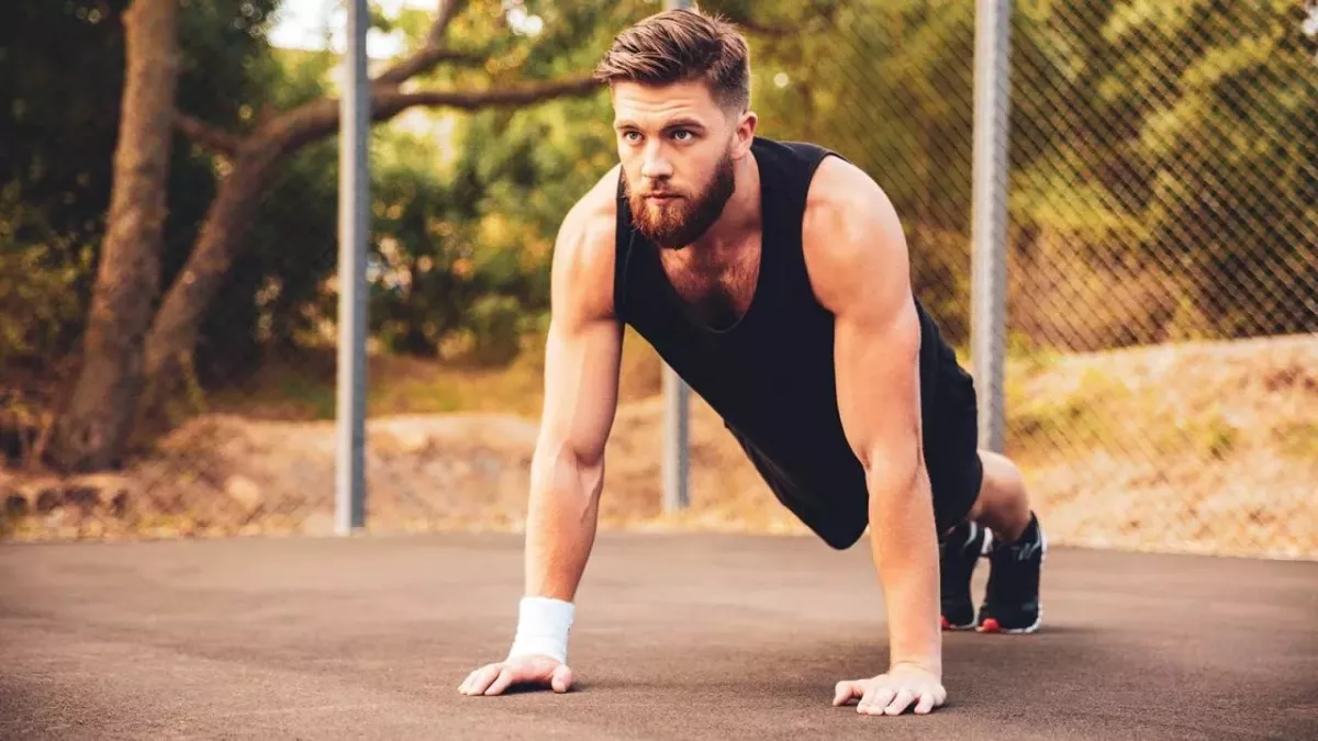 Un sportif en position de pompe
