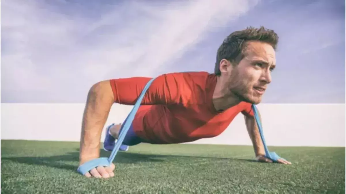 Pompes avec élastique : voici comment réaliser correctement l'exercice idéal pour vos pectoraux