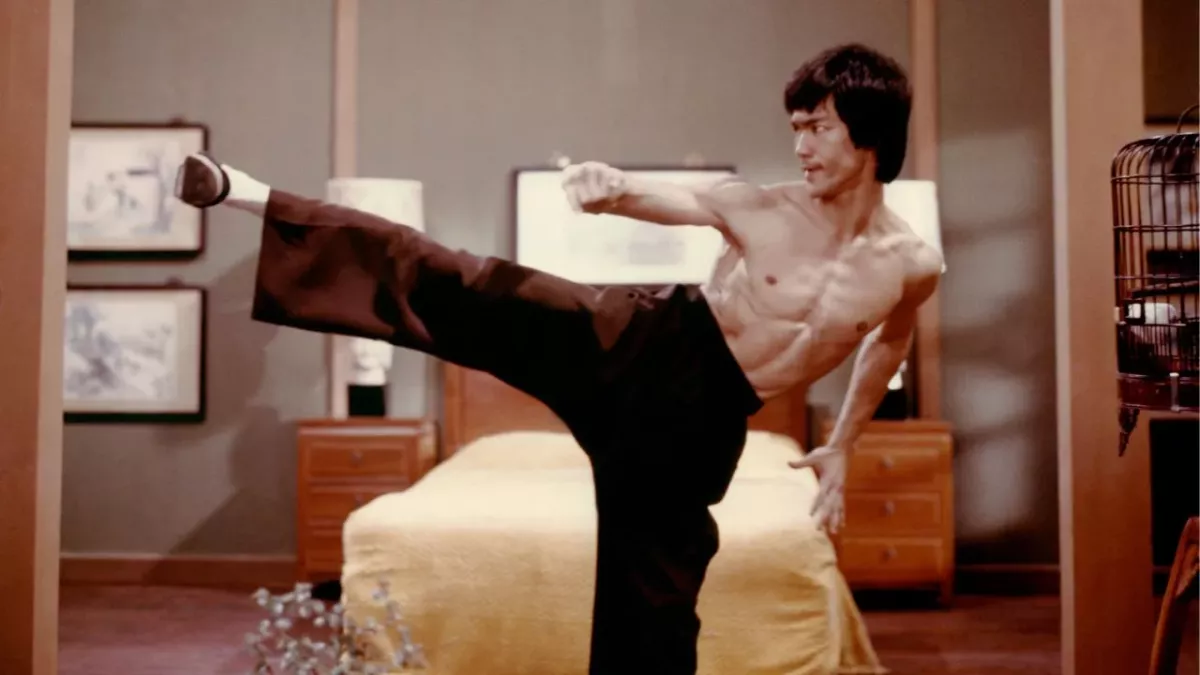 Bruce Lee pratiquait la musculation à côté des arts martiaux. 