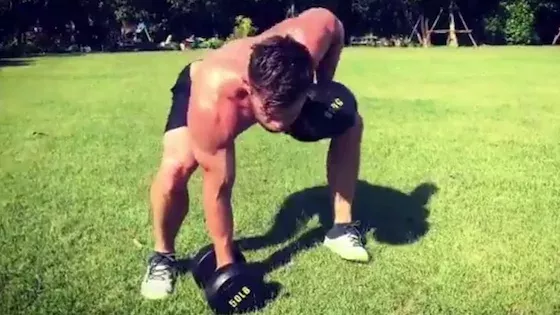 Chris Hemsworth s'explose avec un circuit de training full dumb-bell