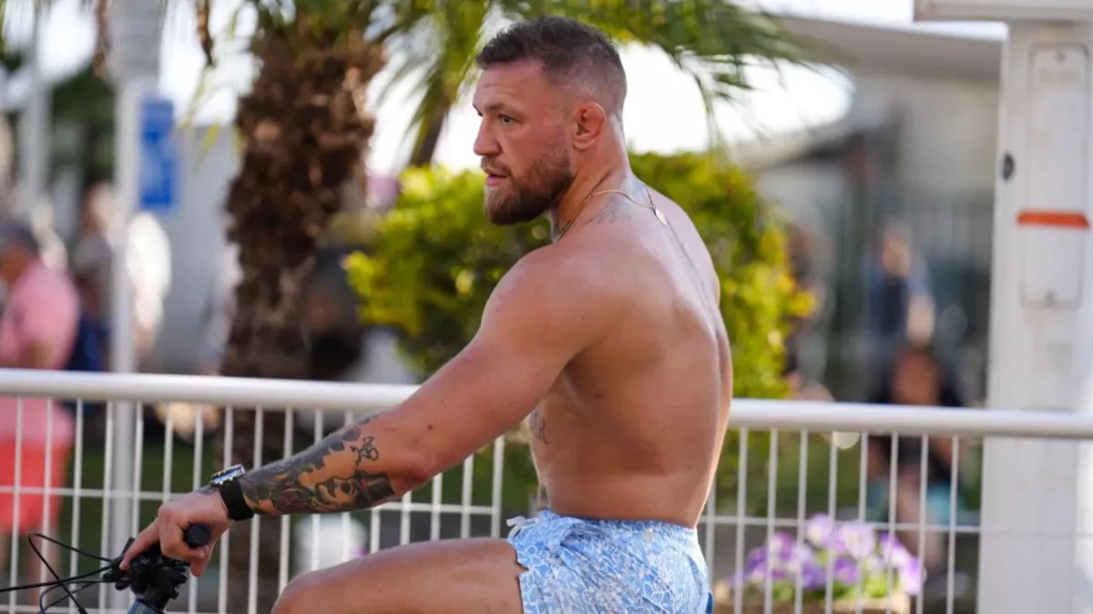Conor McGregor a été percuté par une voiture alors qu'il se trouvait à vélo. 