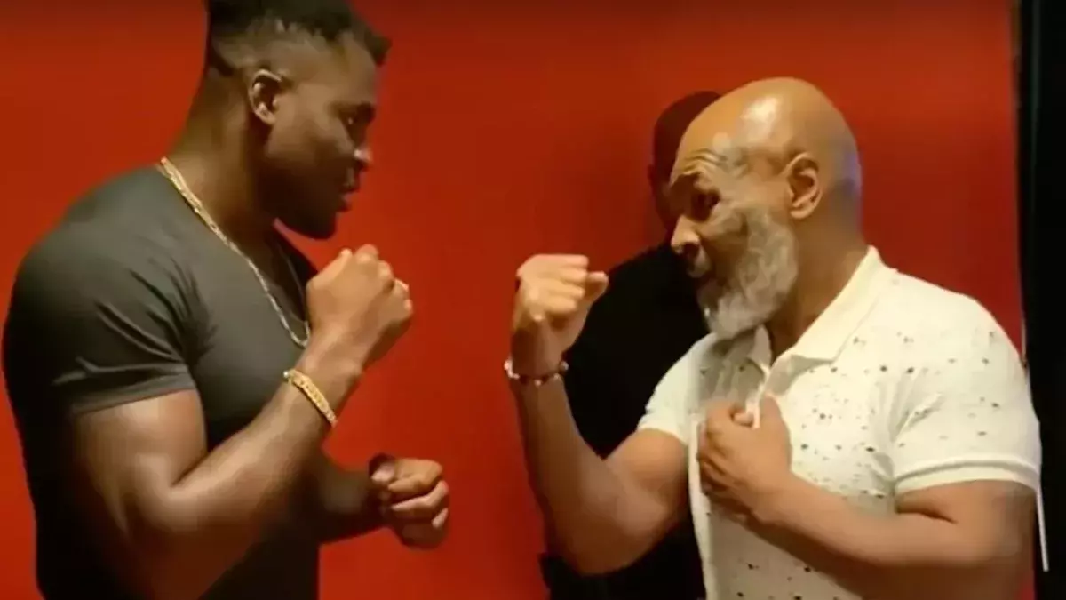 Francis Ngannou en compagnie de Mike Tyson lors d'une leçon de boxe privilégiée. 