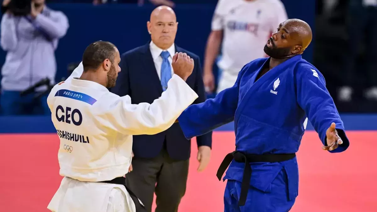 Guram Tushishvili  et Teddy Riner en pleine explication après leur combat ce vendredi 2 août 2024.
