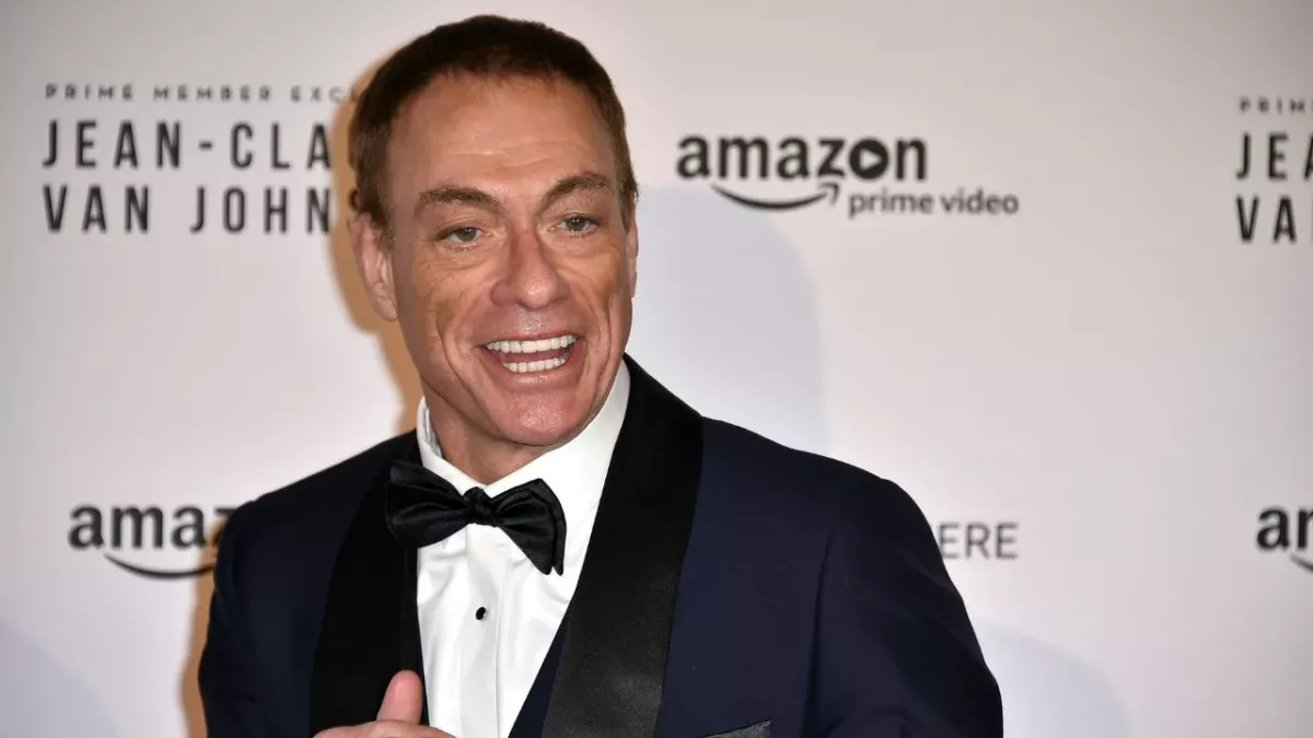 Jean-Claude Van Damme possède une ceinture noire de karaté. 