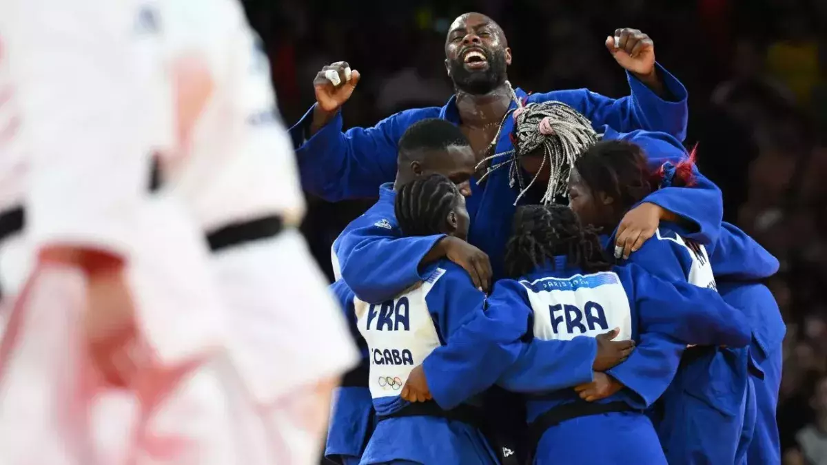 La France s'est imposée face au Japon en finale de l'épreuve par équipe de judo aux JO 2024. 