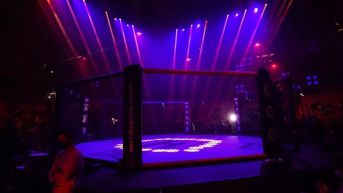 Le MMA se déroule le plus souvent dans une cage. 