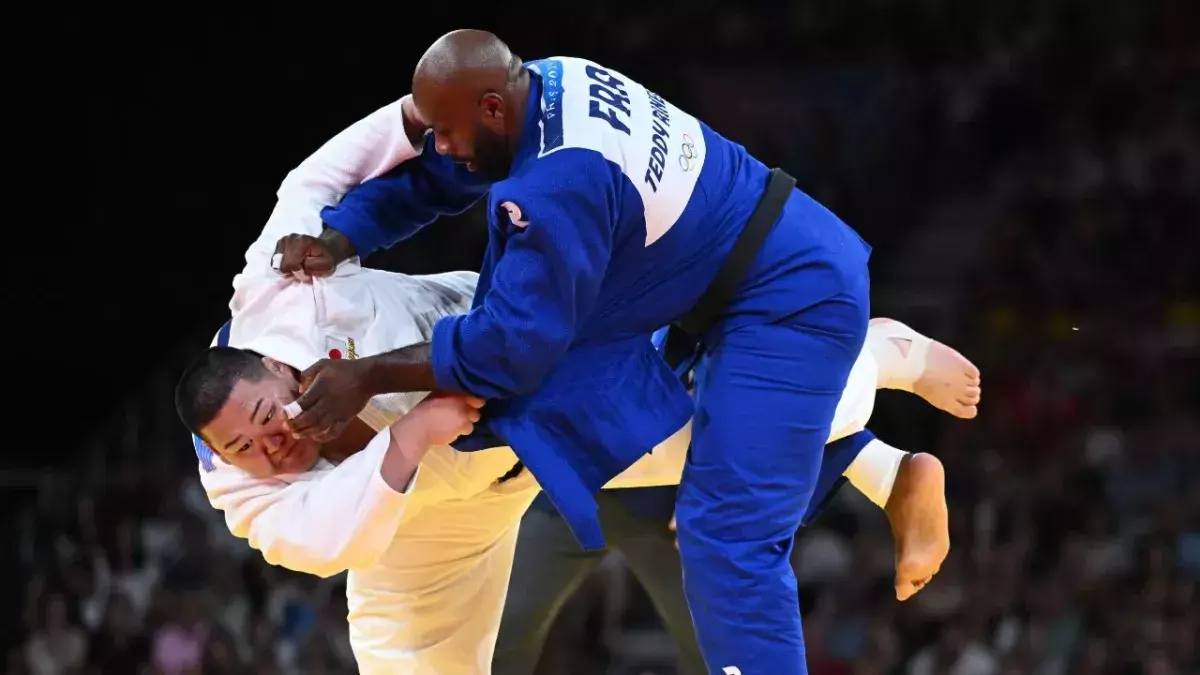 Teddy Riner a battu Tatsuru Saito à deuxx reprises lors de la finale de l'épreuve de judo par équipe aux JO de Paris 2024. 