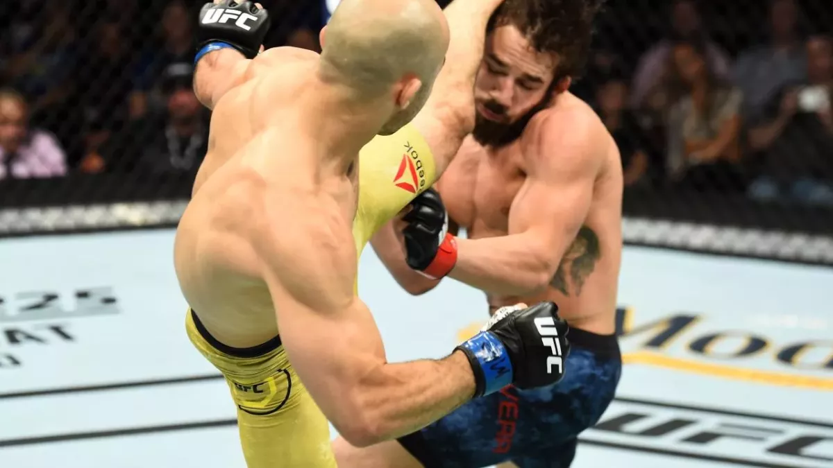 Un combattant de MMA claque le KO de l'année d'un coup de pied monstrueux 