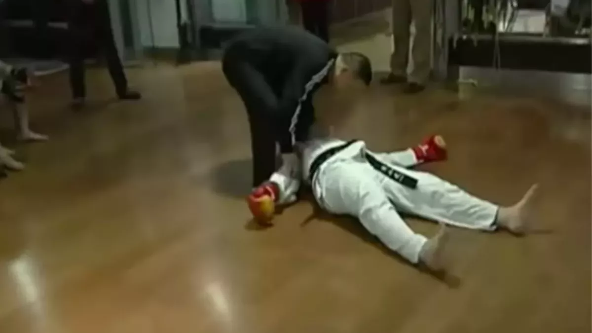 KO en quelques secondes lors d'un combat Muay Thai vs Taekwondo