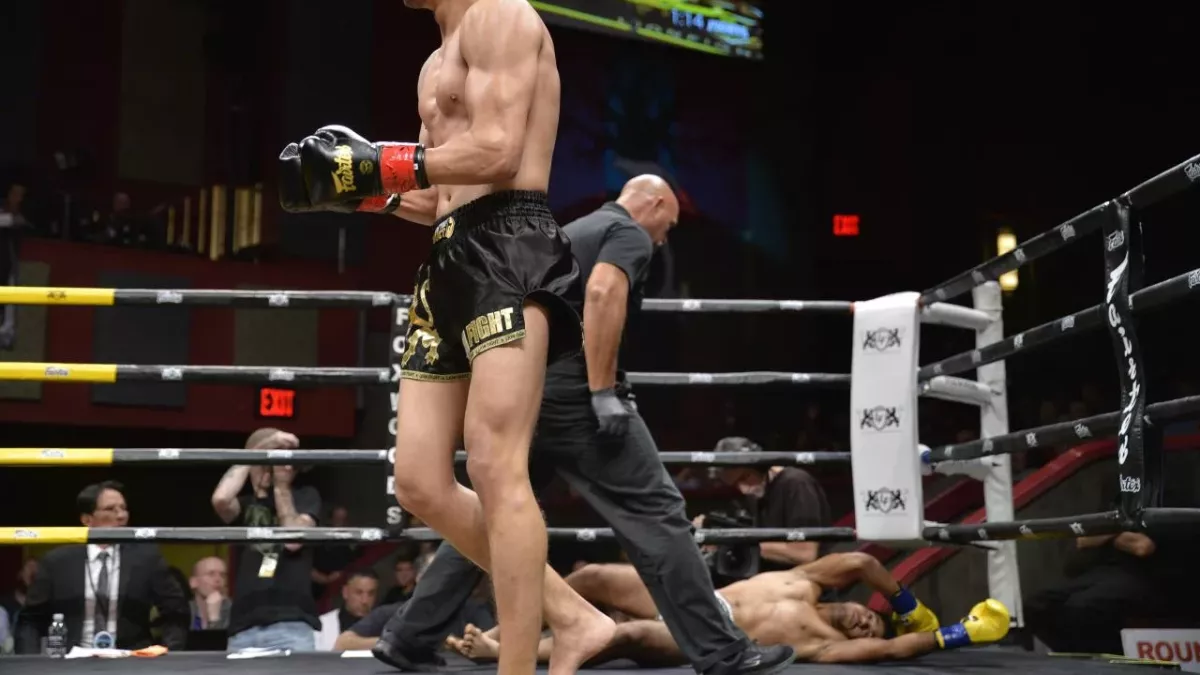 Un combattant de Muay Thaï met KO son adversaire d'un violent tornado kick 