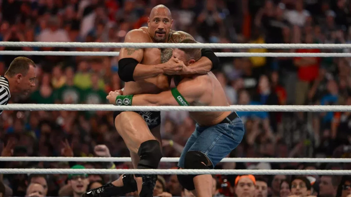 John Cena, ici face à The Rock, fait partie des catcheurs les mieux payés à la WWE. 