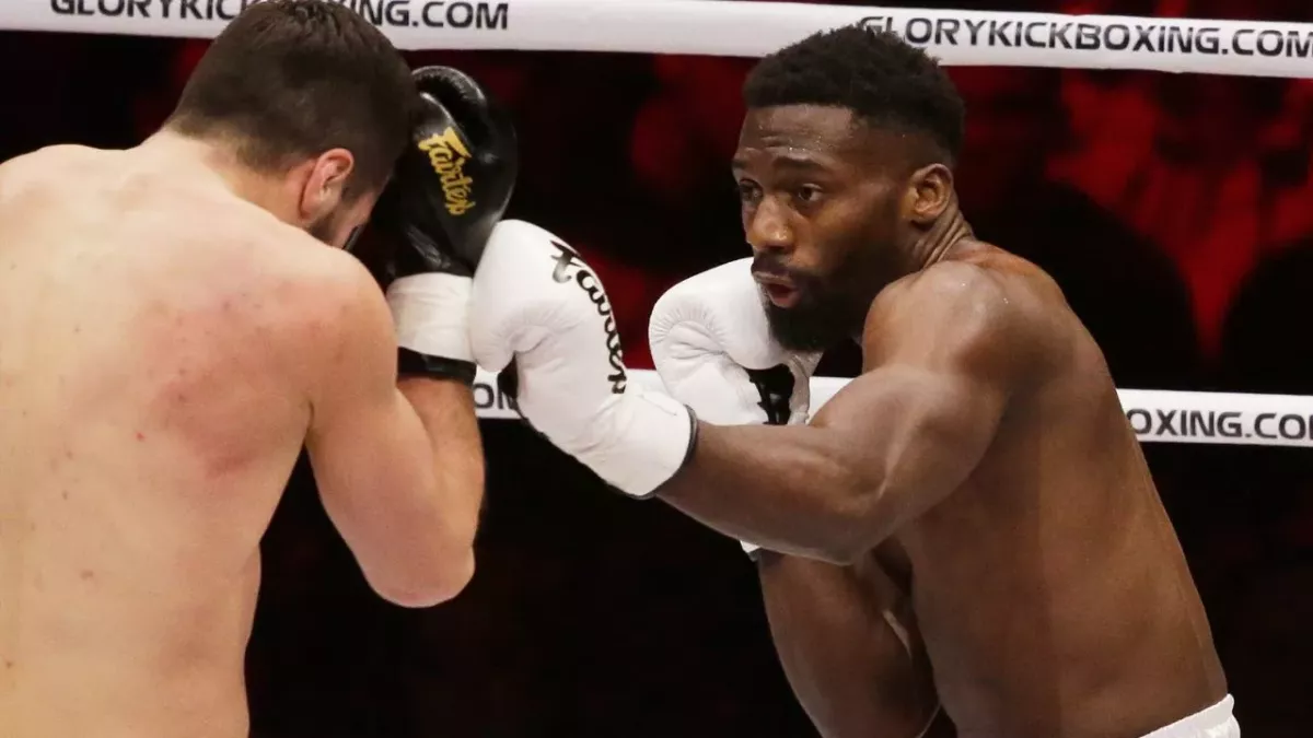 Cédric Doumbé lors d'un combat au Glory. 