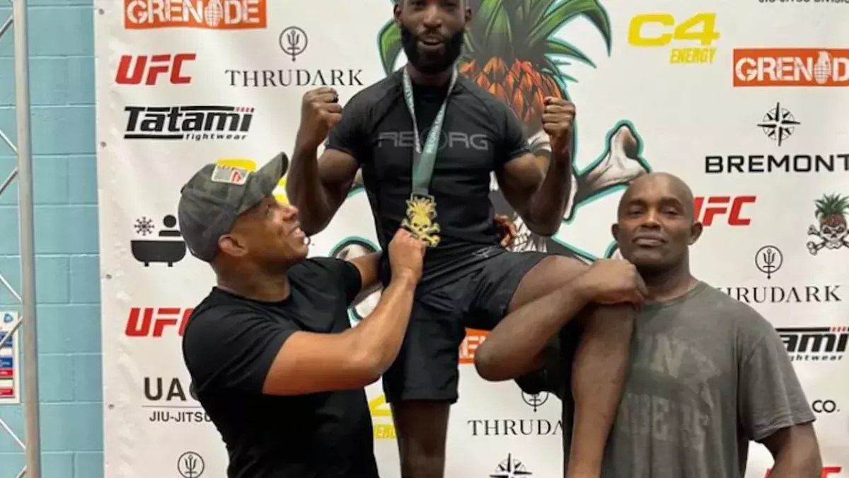 Tinie Tempah célèbre sa victoire au Reorg Jiu Jitsu.