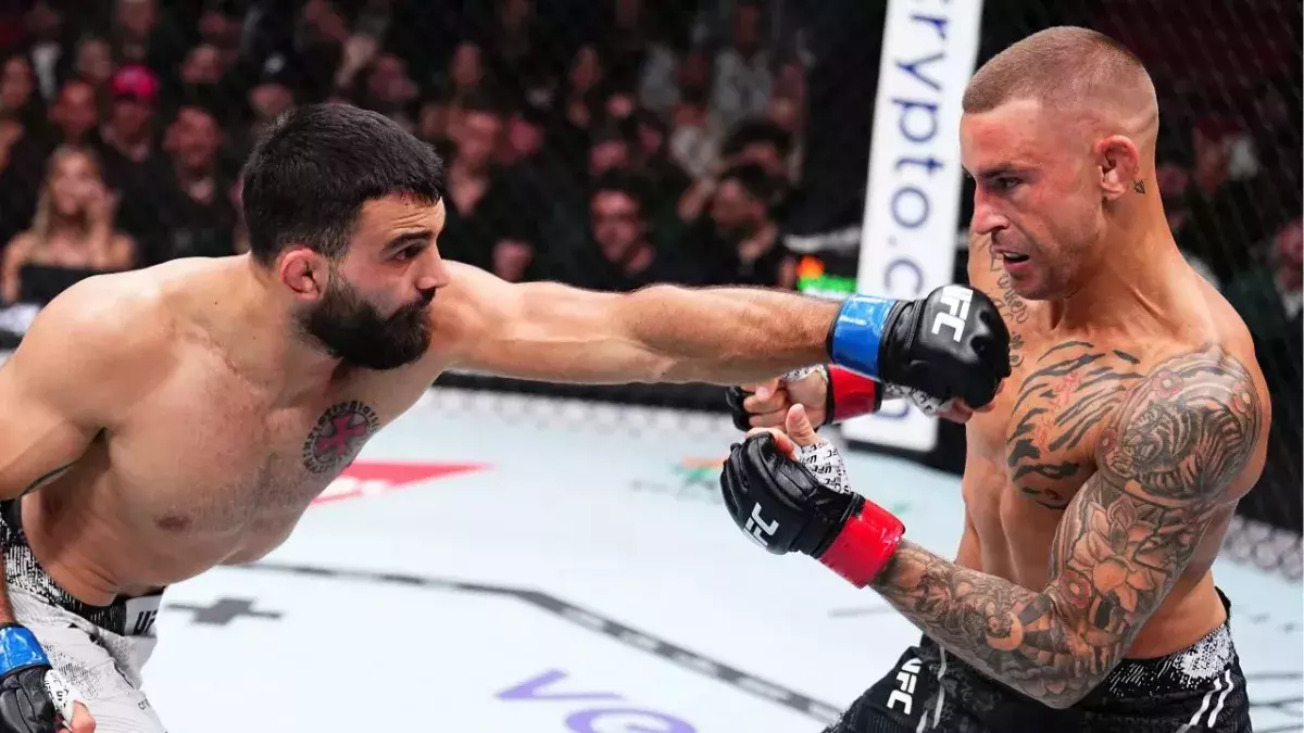 Benoit Saint-Denis face à Dustin Poirier à l'UFC 299. 