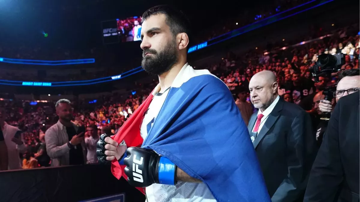 Benoit Saint-Denis lors de son entrée avant son combat contre Dustin Poirier à l'UFC 299. 