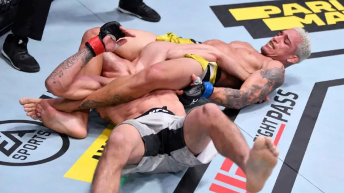 Charles Oliveira démolit Tony Ferguson à la surprise générale