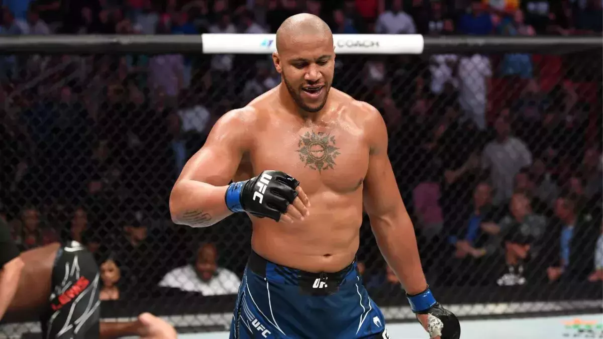 Ciryl Gane affronte Tai Tuivasa en combat principal de l'UFC Paris. 