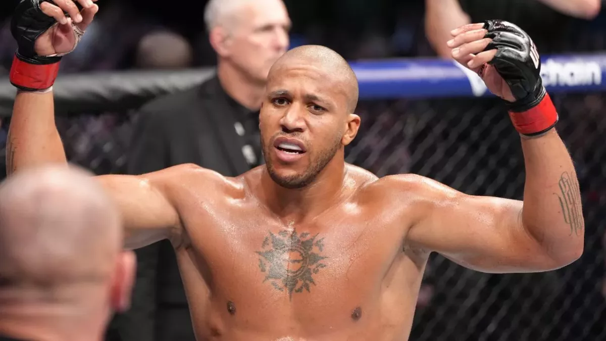 Ciryl Gane aurait dû affronter Sergei Pavlovich à l'UFC Paris, mais le combat a été abandonné par l'organisation. 