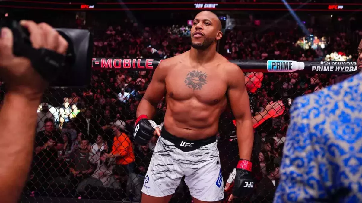 Ciryl gane dans l'octogone de l'UFC avant son combat contre Volkov. 