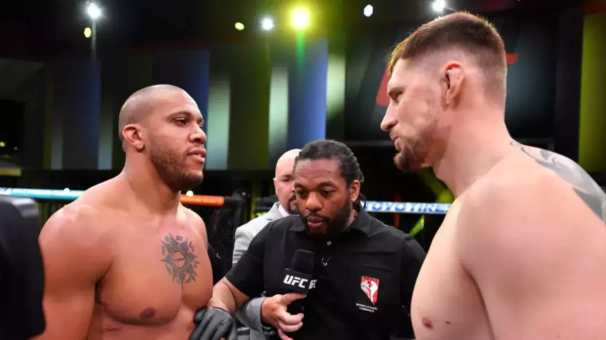 Ciryl gane face à Alexander Volkov lors de leur premier combat en 2021. 