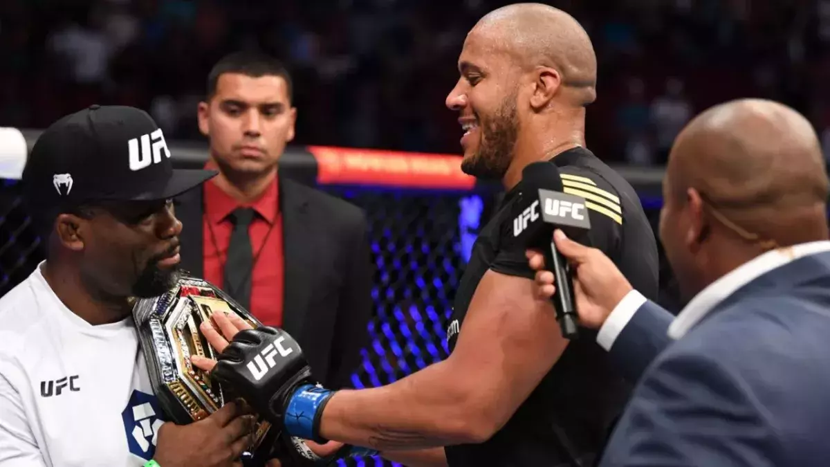 Ciryl Gane remettant sa ceinture intérimaire à Fernand Lopez