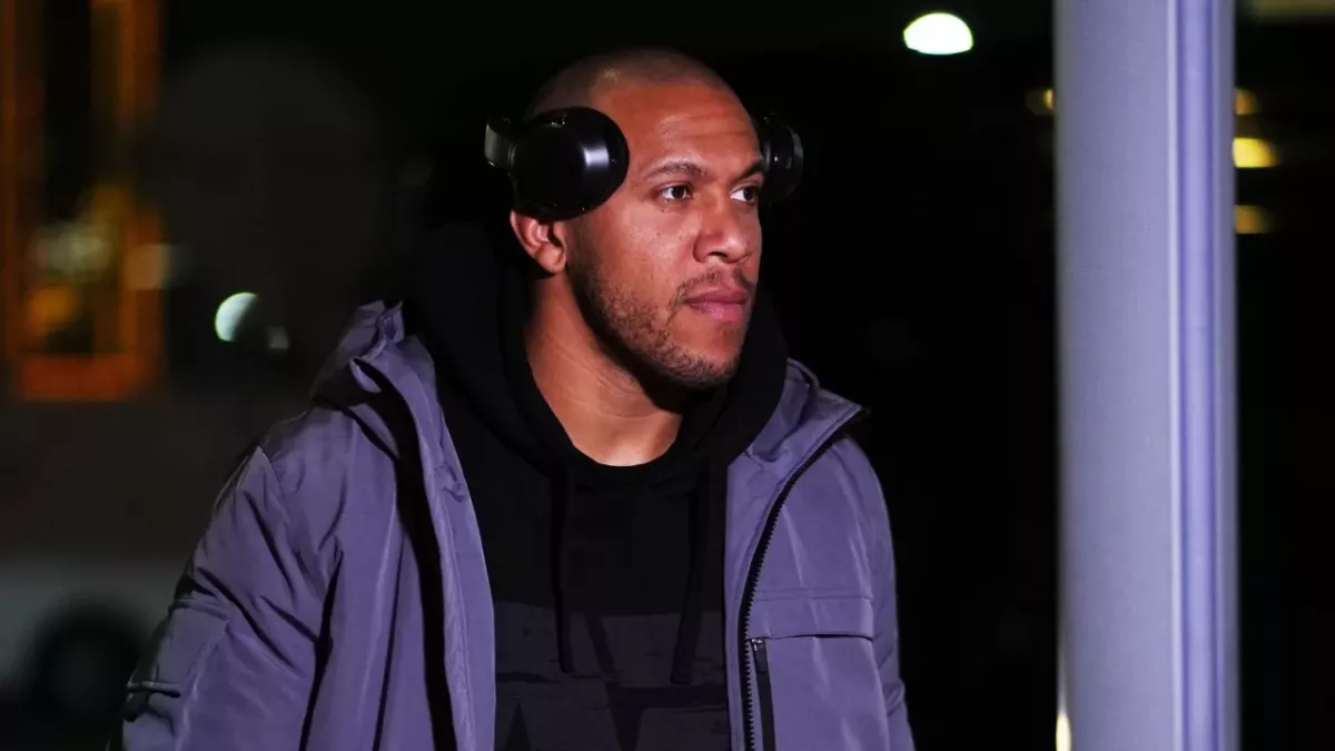 Ciryl Gane rentrant dans la T-Mobile Arena pour l'UFC 285. 