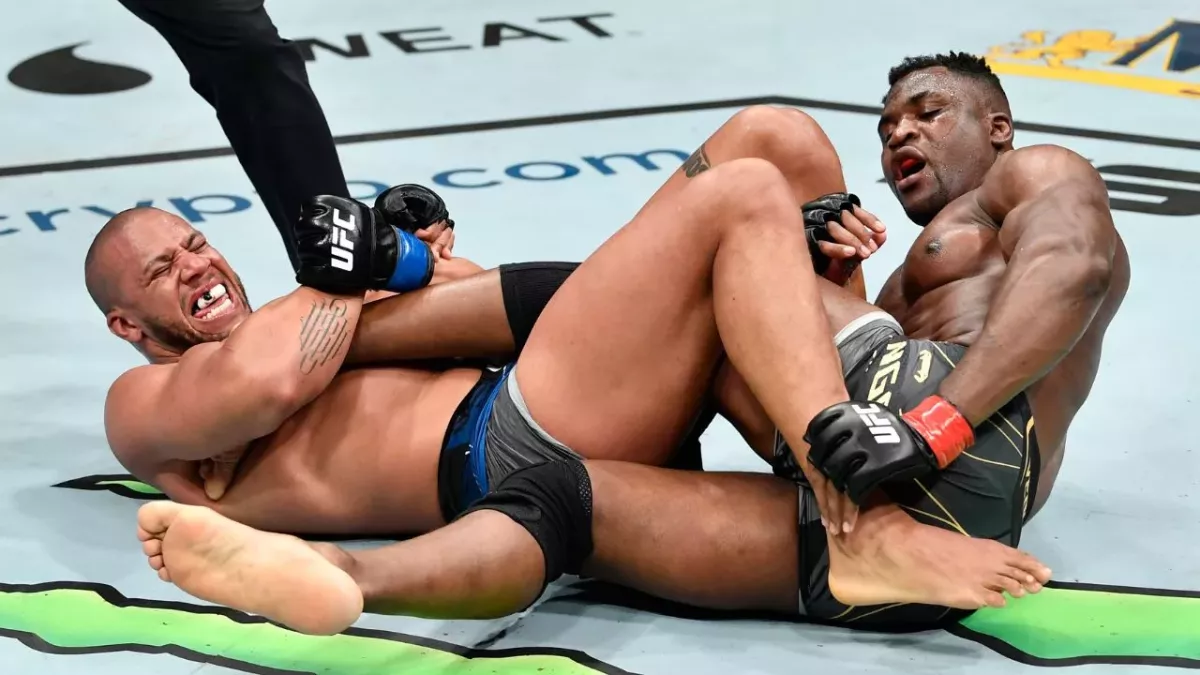 Ciryl Gane tentant une clé de cheville dans le 5e round face à Francis Ngannou.