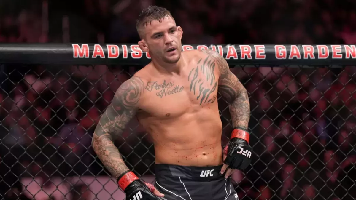 Dustin Poirier dans la cage de l'UFC