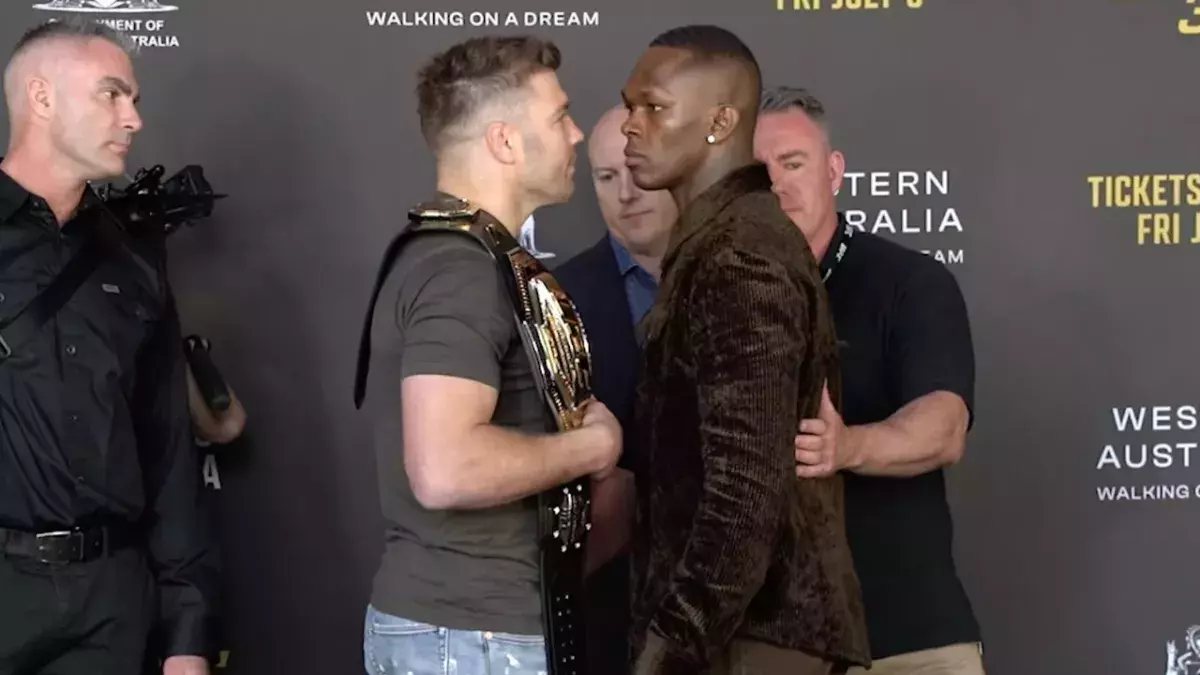 Face à face entre Du Plessis et Israel Adesanya