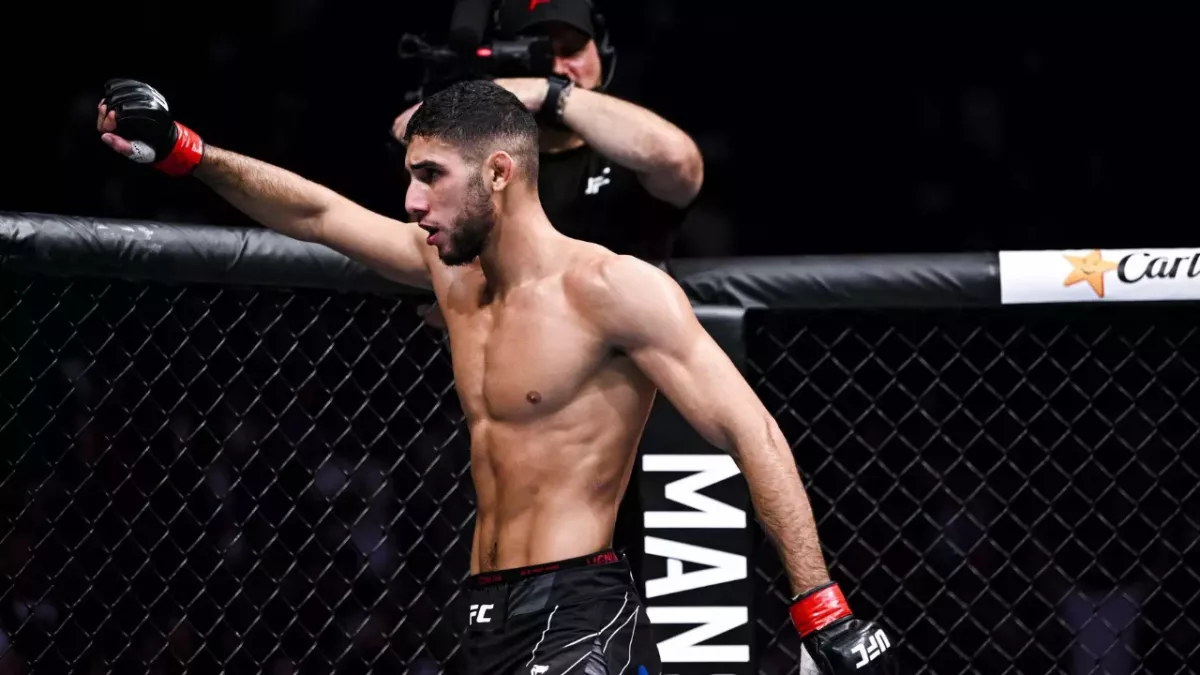 Fares Ziam dans la cage de l'UFC