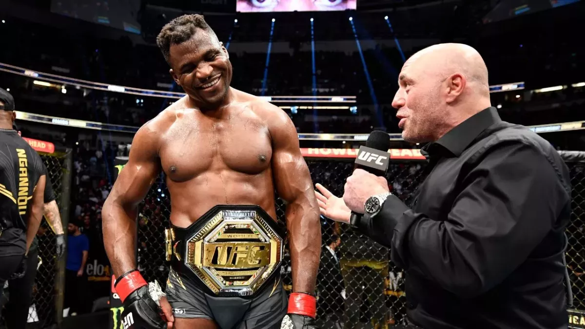Francis Ngannou au micro de Joe Rogan après sa victoire contre Ciryl Gane à l'UFC 270. 