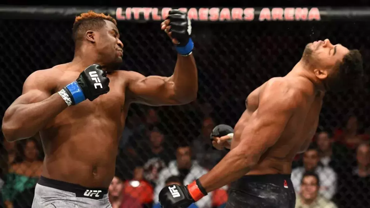 Francis Ngannou face à Alistair Overeem à l'UFC. 