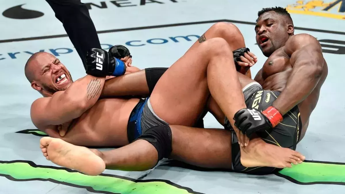 Francis Ngannou a maitrisé CIryl Gane au sol. 