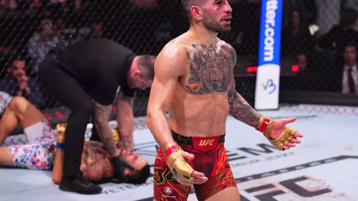 Ilia Topuria a mis KO Max Holloway à l'UFC 308. 