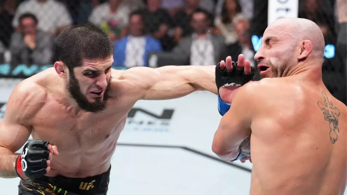 Islam Makhachev et Alexander Volkanovski dans l'octogone lors de l'UFC 284. 
