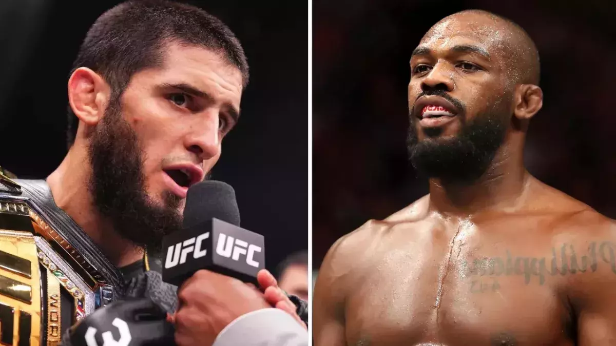 Islam Makhachev et Jon Jones dans la cage de l'UFC